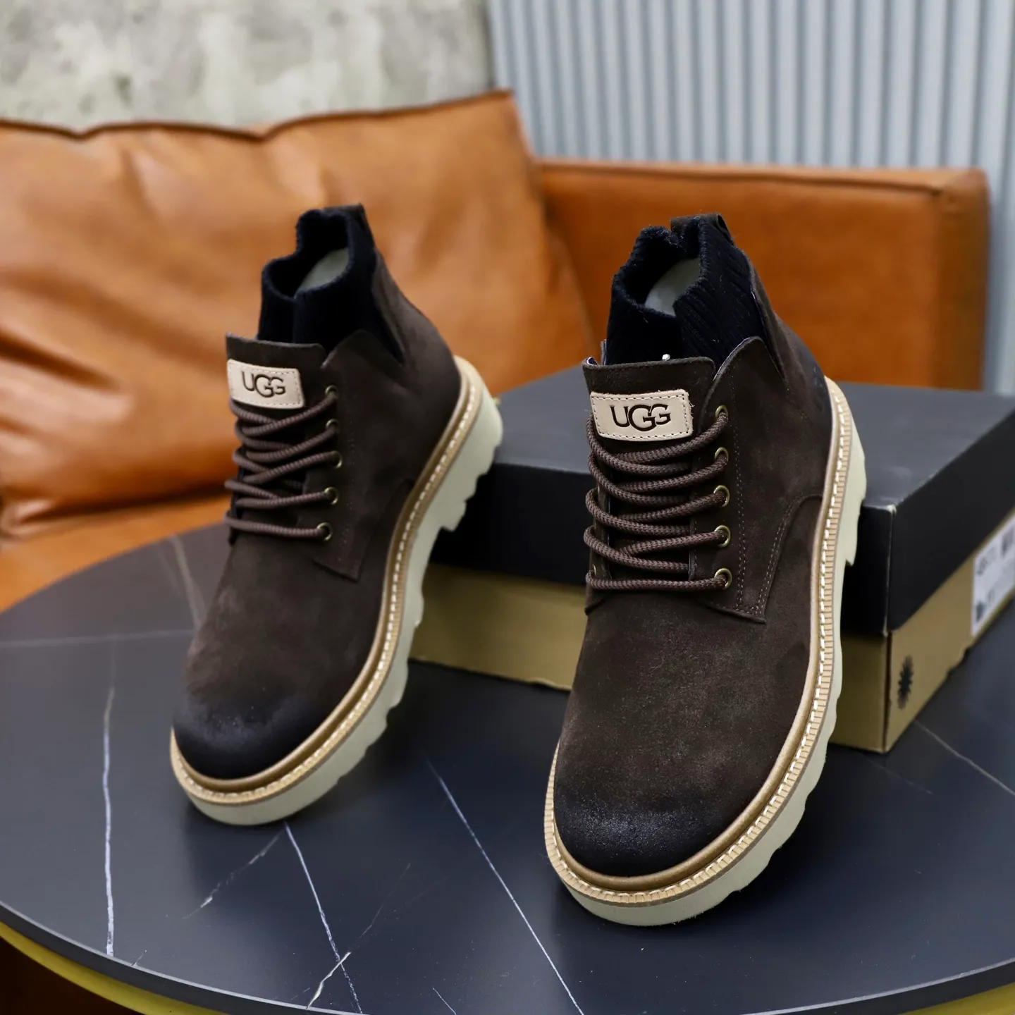 Ex-factory price: 640💰Thick wool imported from Australia Brand: UGG genuine purchase Size: 39-44 Grade: Official website 1:1 Material: First layer of genuine leather waterproof and antifreeze upper Real wool lining Original non-slip soft wear-resistant outsole Style category: Men's casual shoes Trendy style Comfortable on the feet Color: Official website color synchronization